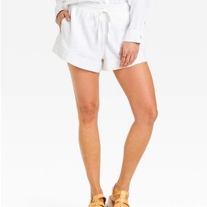 Women’s Universal Thread mid-rise shorts.  Size large.